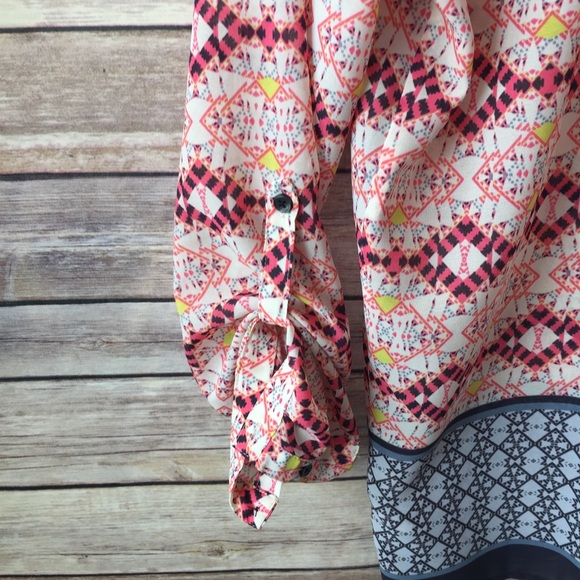 HD in Paris | Kaveri Pintuck Henley Top Size 2 - Picture 8 of 8